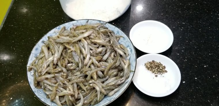 Ingredients for crispy fried goby fish dish