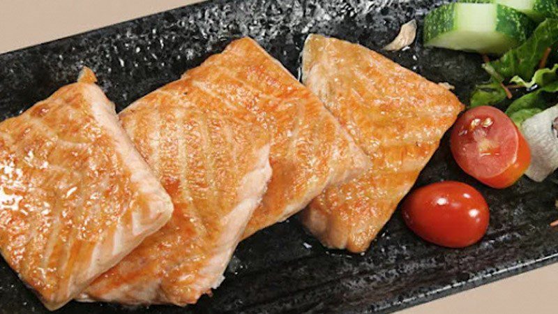 Grilled salmon with salt