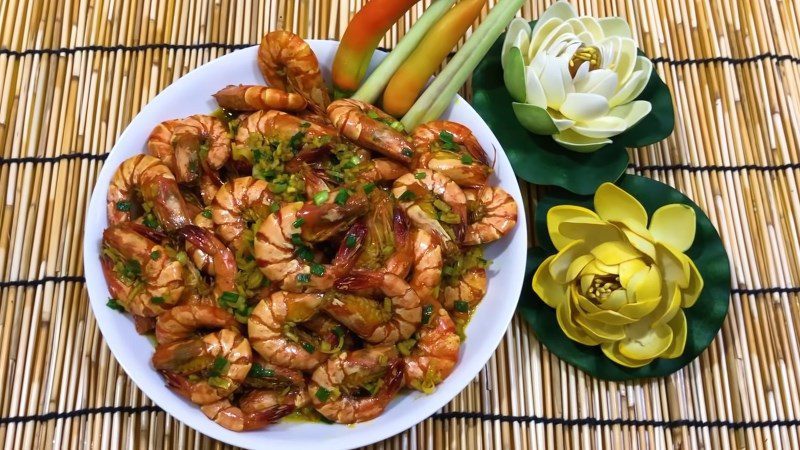 Stir-fried shrimp with lemongrass and chili