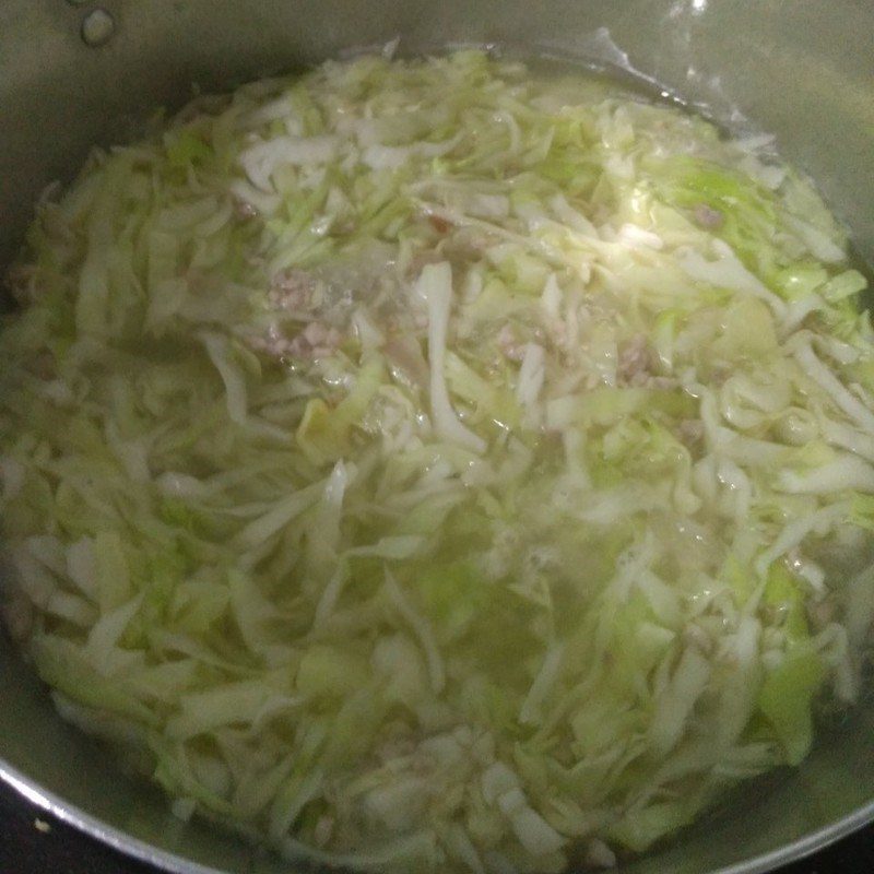 Step 2 Cook the soup for minced meat cabbage soup