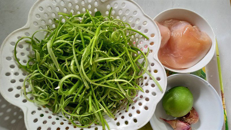 Ingredients for water spinach soup with chicken