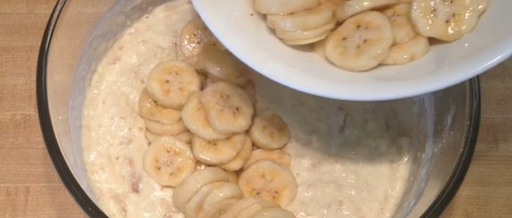 Step 1 Mix the dough for baked banana cake with coconut milk