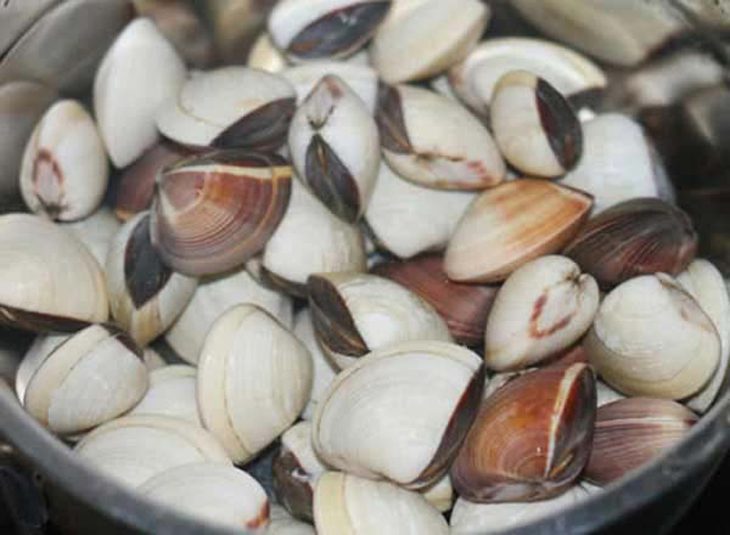 Step 1 Prepare the ingredients for Sweet and Sour Stir-fried Clams