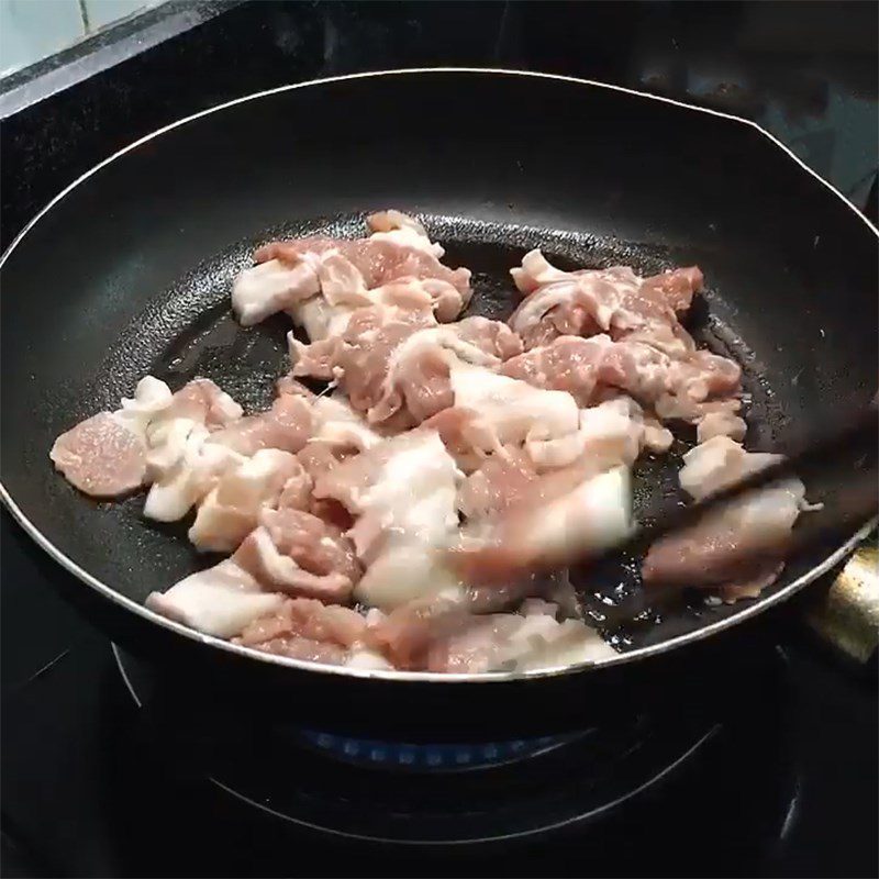 Step 3 Frying meat Fried shrimp and meat