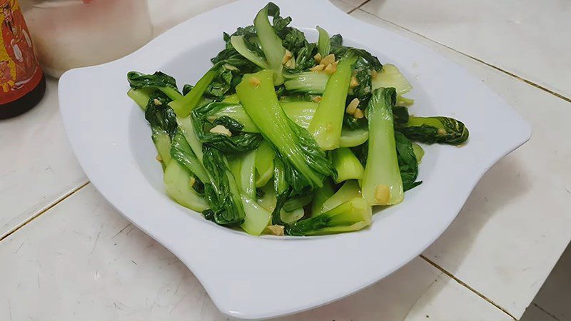 Stir-fried bok choy with garlic