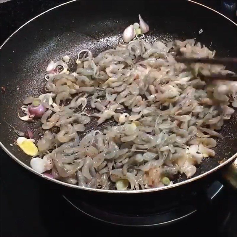 Step 4 Frying shrimp with meat Fried shrimp and meat