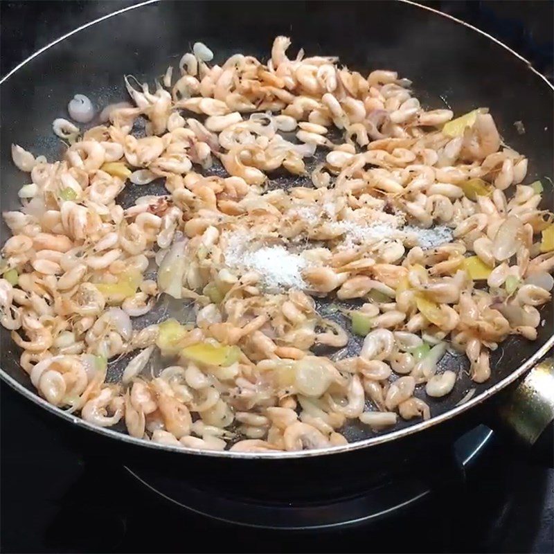 Step 4 Frying shrimp with meat Fried shrimp and meat