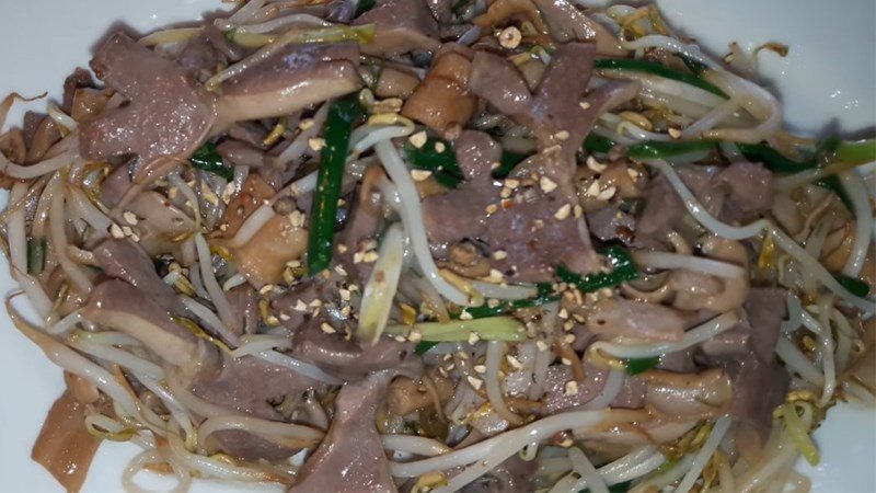 chicken gizzard stir-fried with bean sprouts