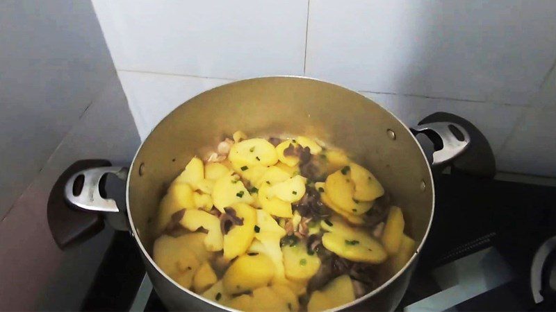 Stir-fried chicken entrails with potatoes