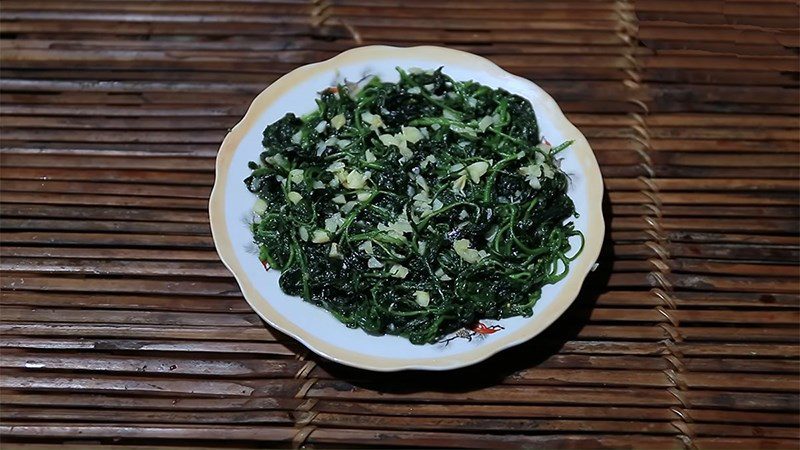 Stir-fried spinach with garlic