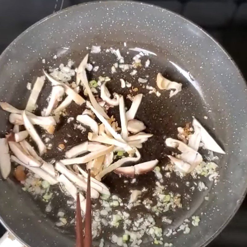 Step 3 Prepare shiitake mushrooms Abalone stir-fried with shiitake mushrooms