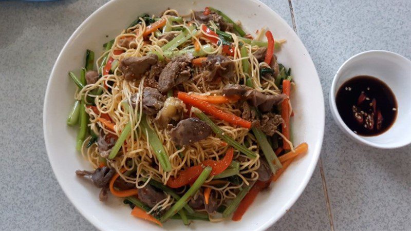 Stir-fried chicken entrails with noodles