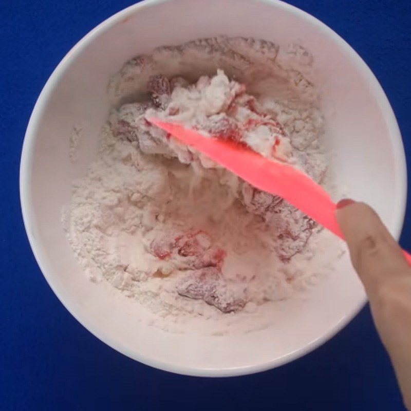 Step 3 Mix and knead the dough for rose-shaped dumplings with meat filling