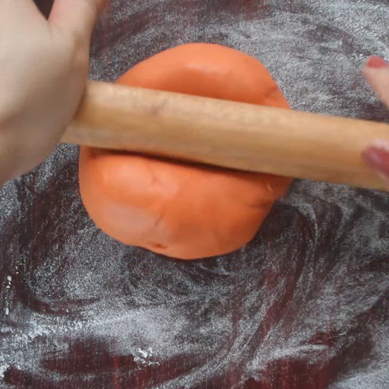 Step 4 Roll the dough and shape the wrapper for rose-shaped dumplings with meat filling