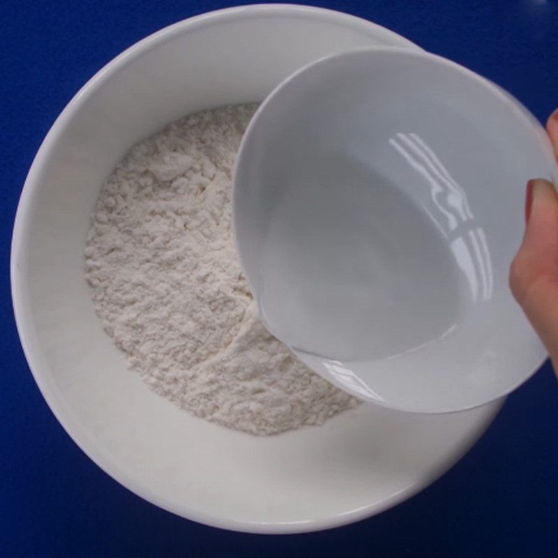 Step 3 Mixing and kneading the dough for meat-filled rose dumplings