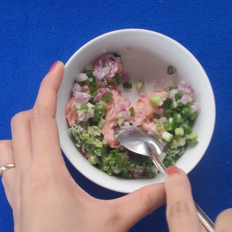 Step 1 Mix the filling for rose-shaped dumplings with meat