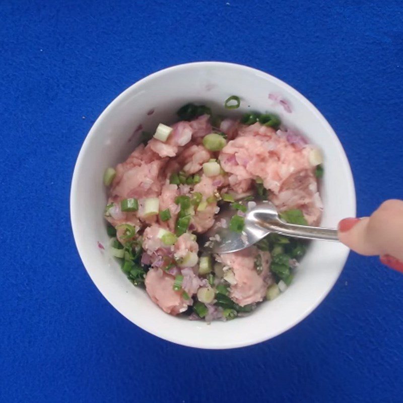 Step 1 Mix the filling for rose-shaped dumplings with meat