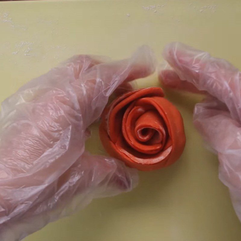 Step 5 Wrapping the rose-shaped dumplings with meat filling