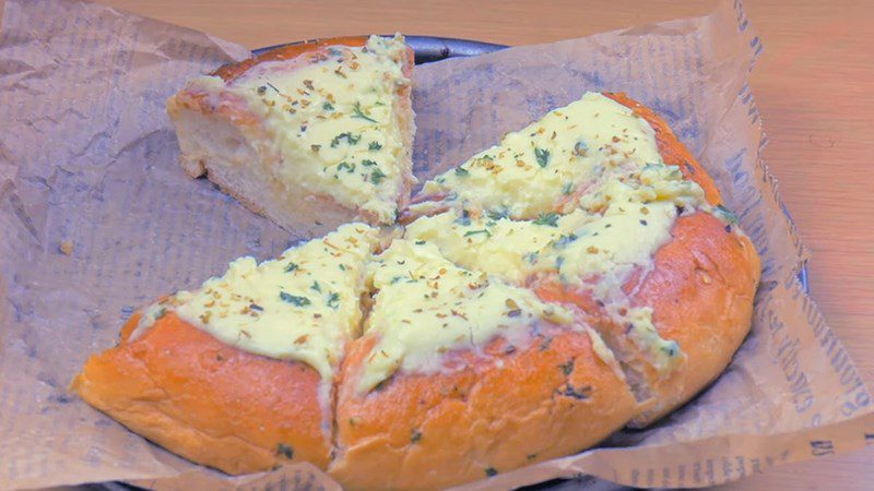 Garlic butter cheese pizza