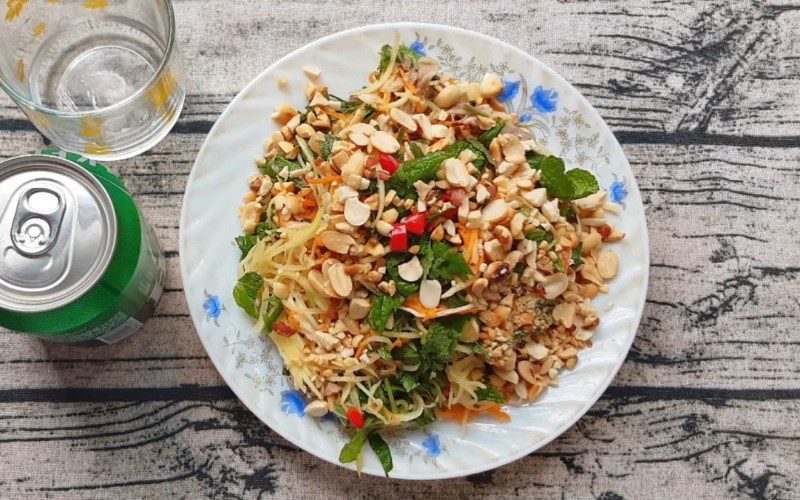 Green mango chicken salad