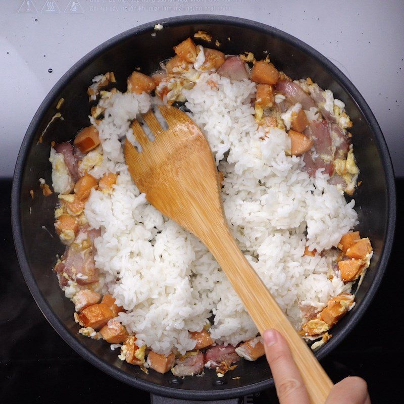 Step 2 Frying rice Fried lychee rice