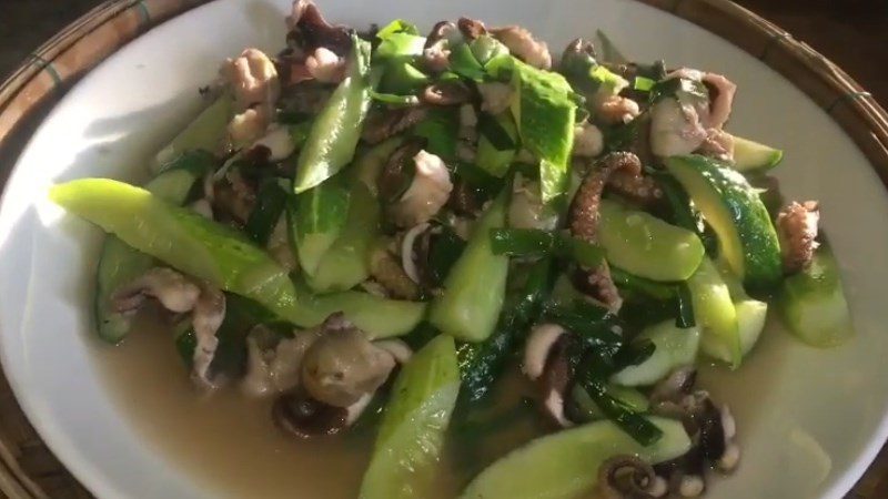 Stir-fried octopus with cucumber