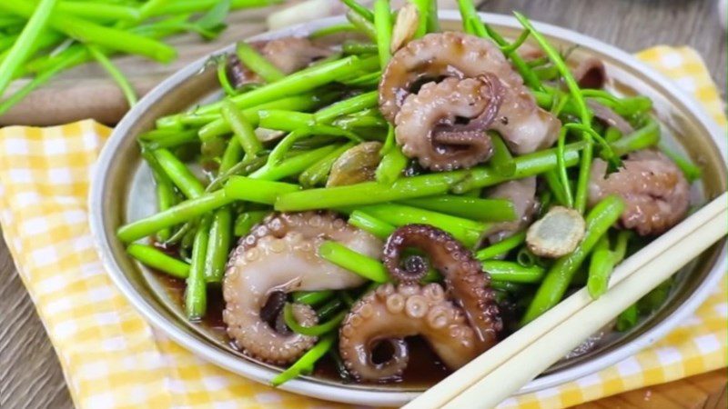 Stir-fried octopus with water spinach