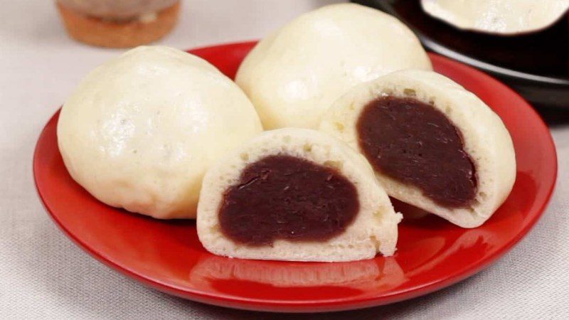  Red bean stuffed bun