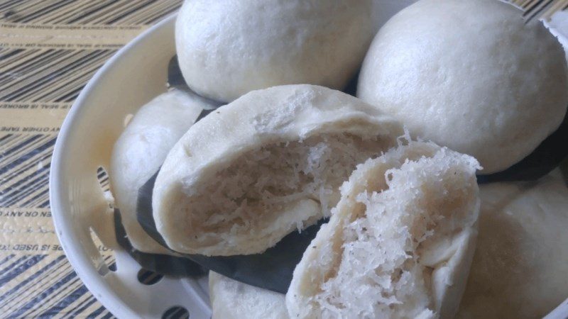 Coconut-filled steamed bun 