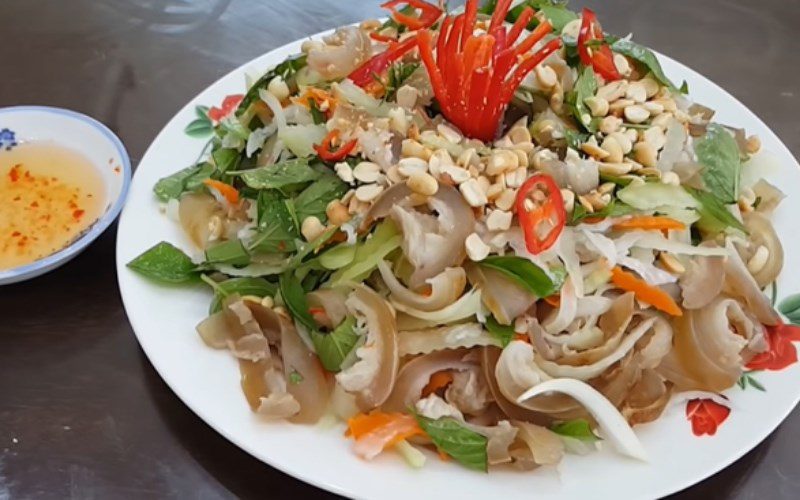 Papaya salad with beef skin