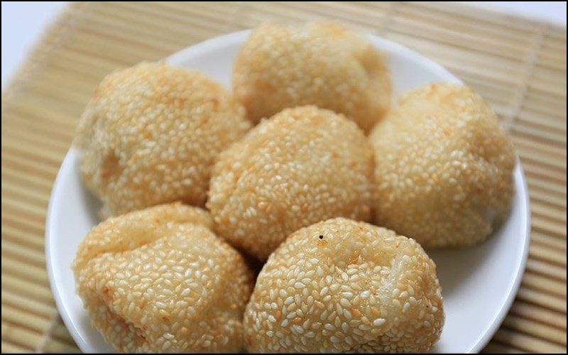 Fried sticky rice cake with red bean filling