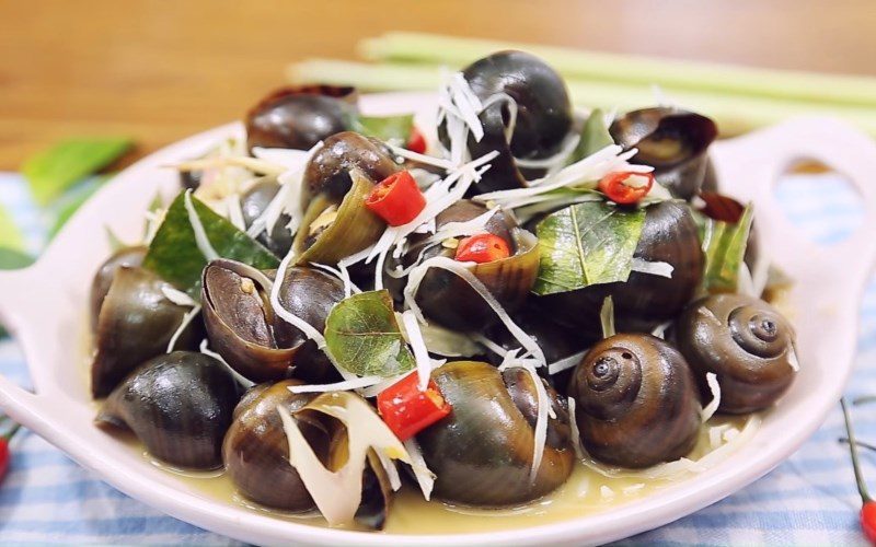 Sautéed snail with coconut