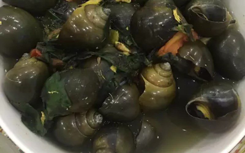 Steamed snail with betel leaves