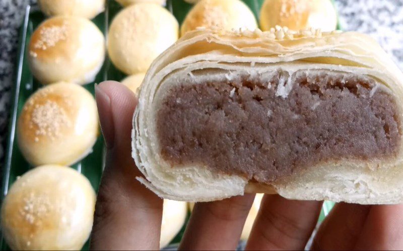 Pia cake with red bean filling