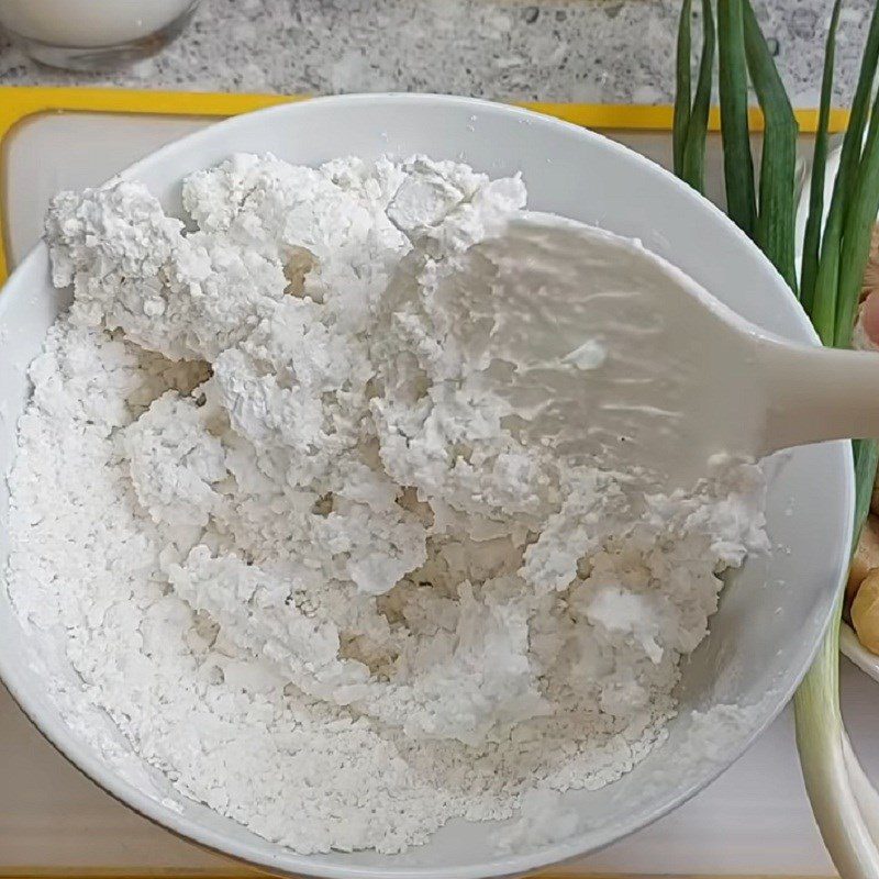 Step 1 Mix and knead the dough for vegetarian cut rice noodle