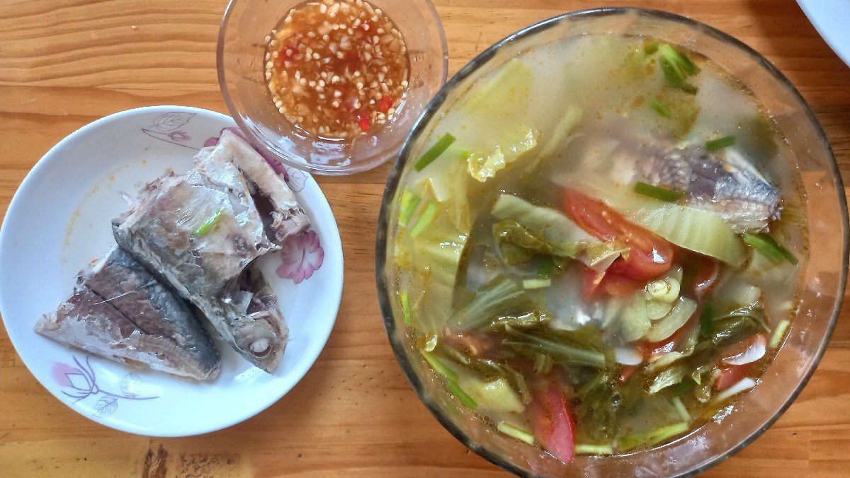 Mackerel soup with sour pickles and tomatoes