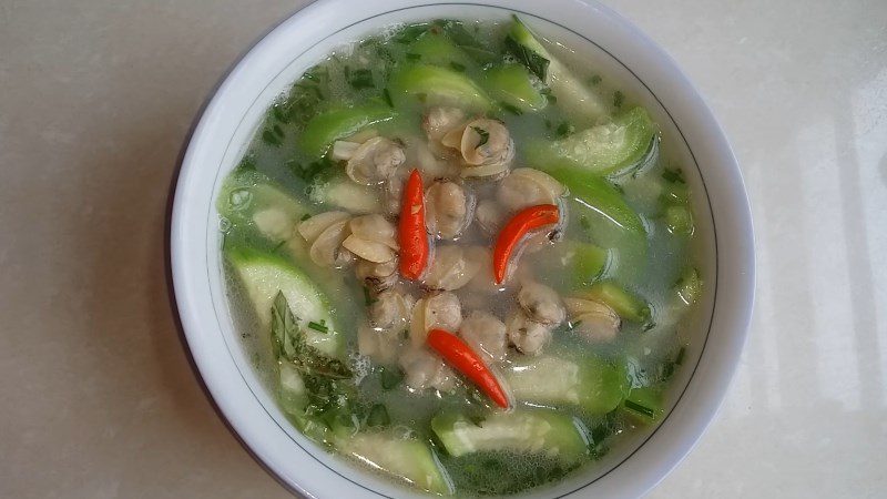 Clam soup with loofah