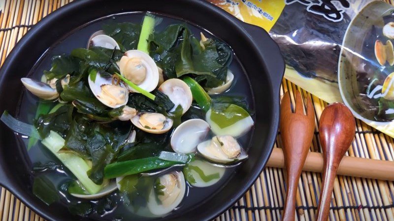 Clam soup with seaweed