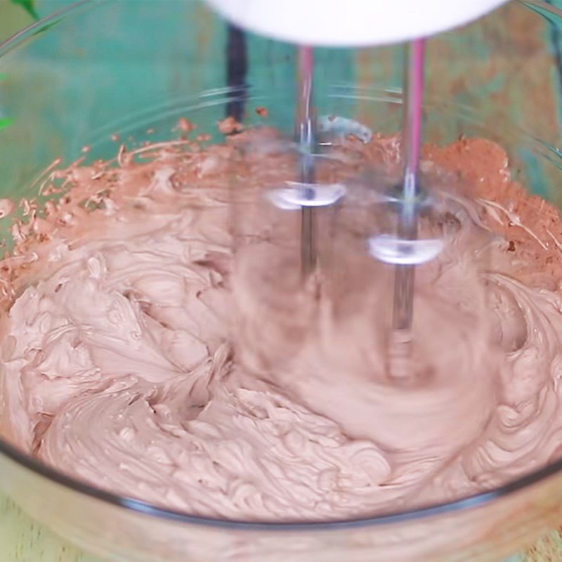 Step 3 Whip the cream for the pancake cake