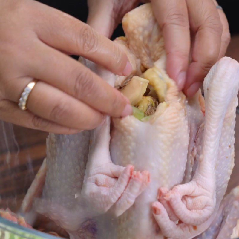 Step 3 Put the ingredients into the chicken's belly and secure the chicken with fish sauce