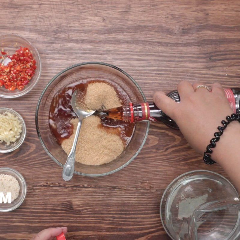 Step 4 Make the dipping sauce for chicken with fish sauce