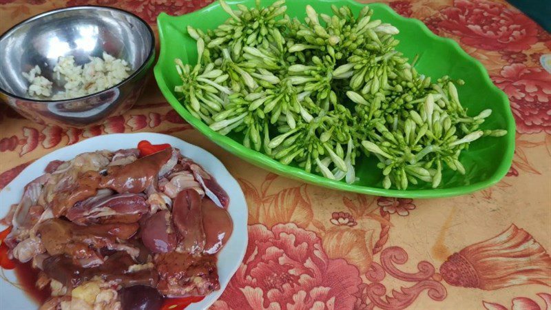 Ingredients for the dish 3 ways to make stir-fried male papaya flowers