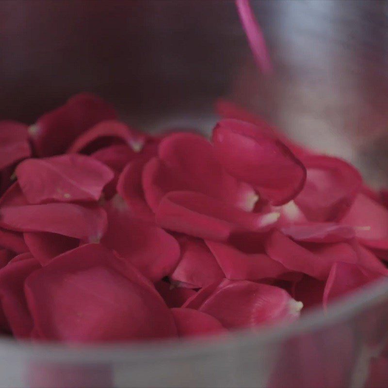 Step 1 Separate the rose petals for Rose jam from fresh rose petals