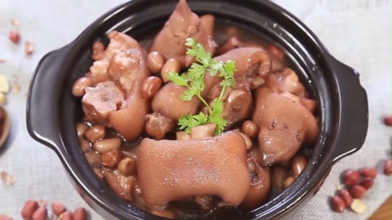 Braised pork leg with peanuts