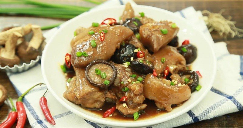 Pork knuckle stewed with mushrooms