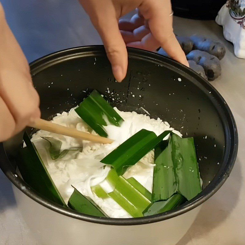 Step 2 Mix the sticky rice and cook it Purple Sweet Potato Sticky Rice