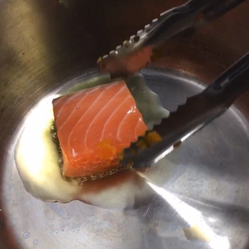Step 2 Pan-frying salmon for pumpkin soup