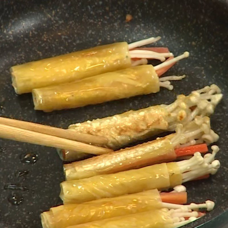 Step 3 Pan-fried tofu skin Tofu skin rolled with enoki mushrooms in oyster sauce