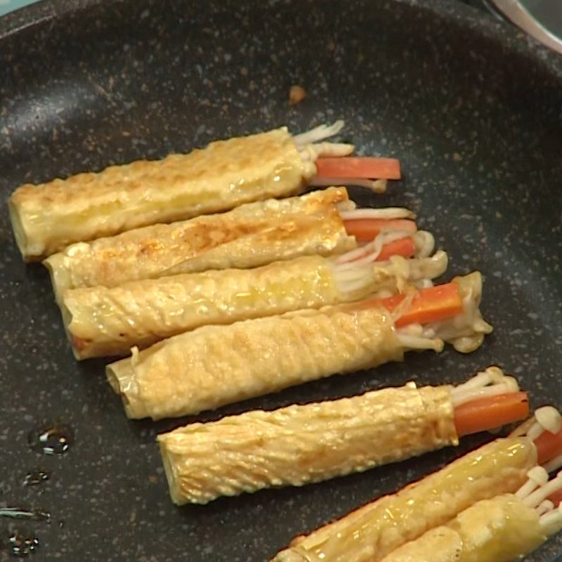 Step 3 Pan-fried tofu skin Tofu skin rolled with enoki mushrooms in oyster sauce