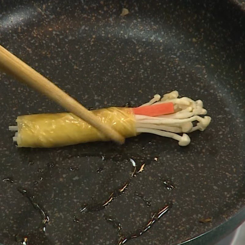 Step 3 Pan-fried tofu skin Tofu skin rolled with enoki mushrooms in oyster sauce